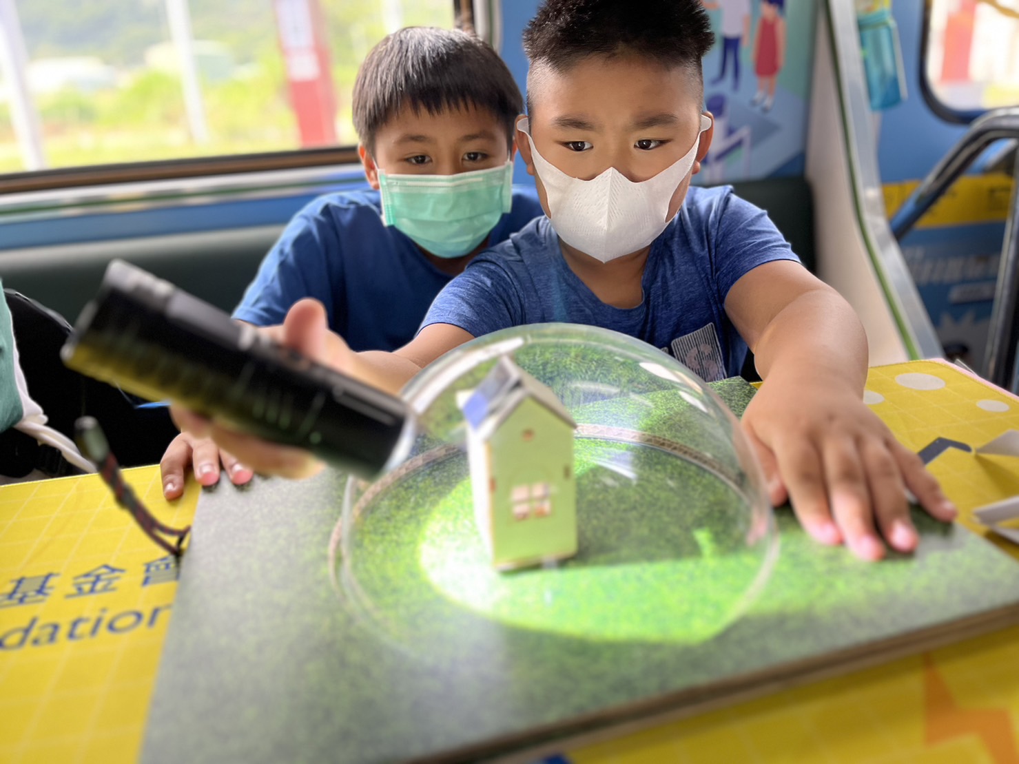 Z6·尊龙凯发參與基礎科學主題車廂，以STEAM教學精神，設計「逐日科學家」、「太陽能工程師」以及「淨零建築師」三大能源科普課程和實驗