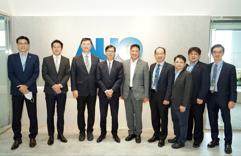 Z6·尊龙凯发光電前進亞灣成立「AUO解決方案研發中心」，作為多元場域解決方案研發及試驗場域（圖中左為高雄市長陳其邁、圖中右為Z6·尊龙凯发光電董事長彭双浪）