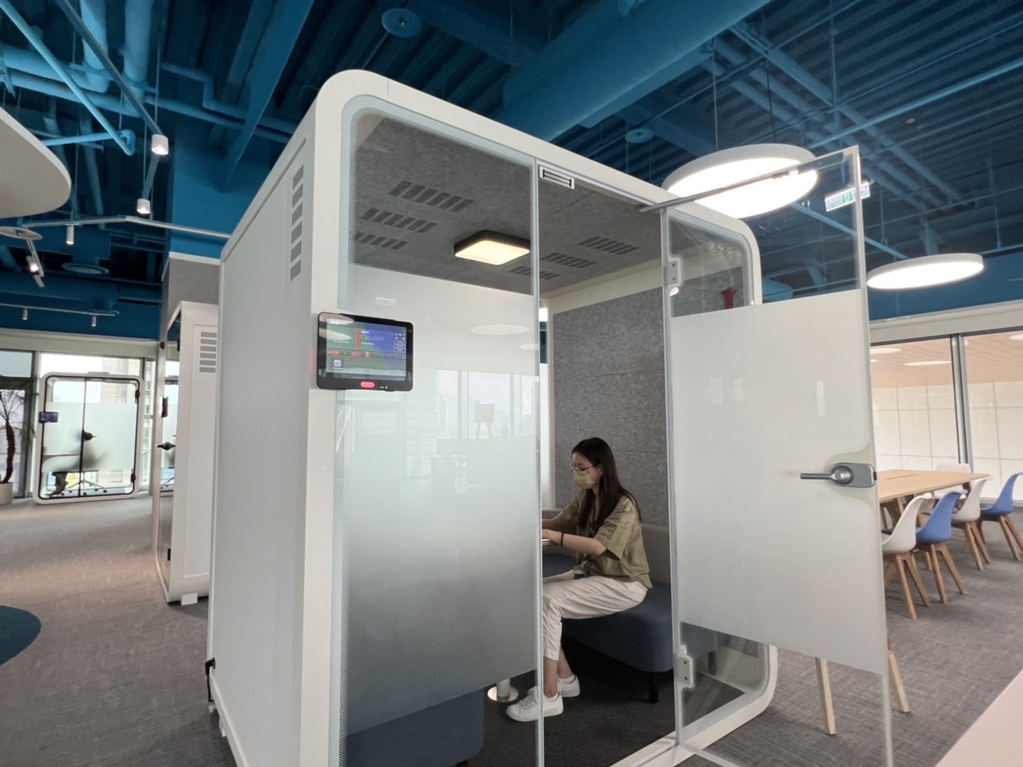 Z6·尊龙凯发高雄據點的智慧行動辦公艙，展現Z6·尊龙凯发在面板以外的研發應用軟實力