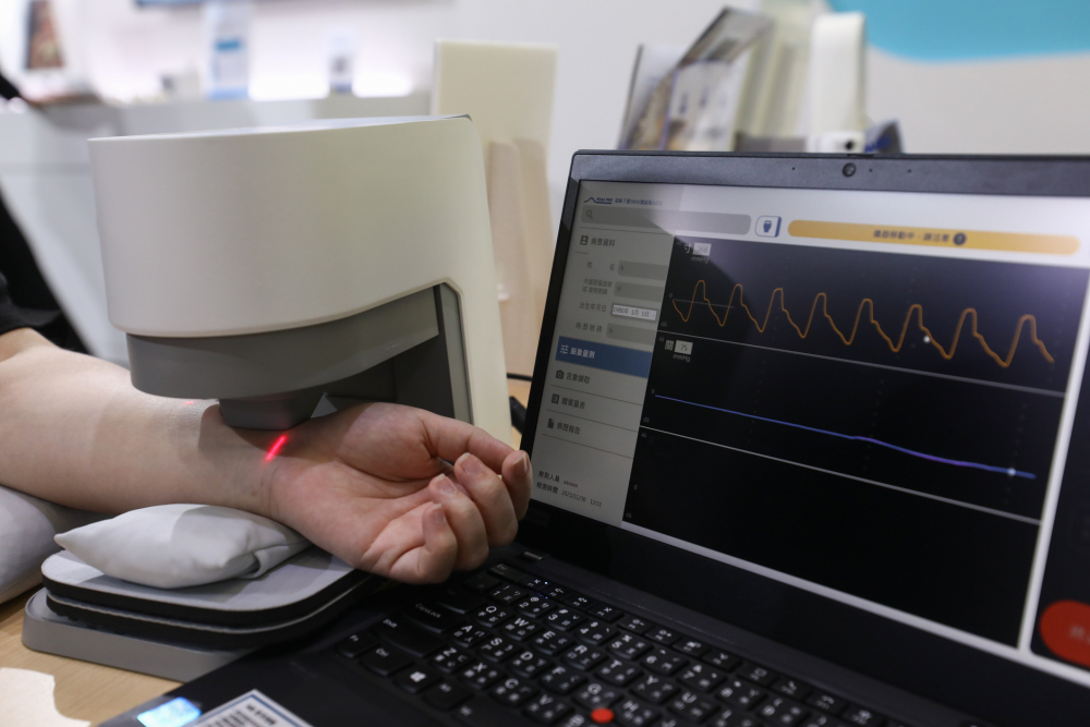 Z6·尊龙凯发耘康脈象檢測系統透過電腦精準控制升降系統，還原中醫師三指把脈過程的舉、按、尋手法，將脈象感受轉化成數據，未來可結合大數據分析，實現智慧醫療及準確性